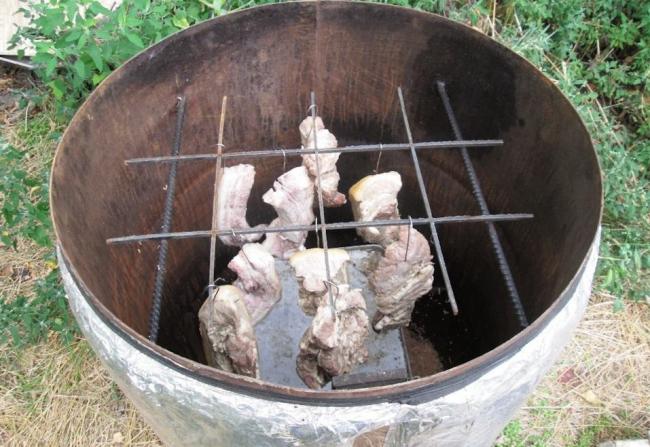 Подвешивание мяса на крючках в бочке Мясо в бочке