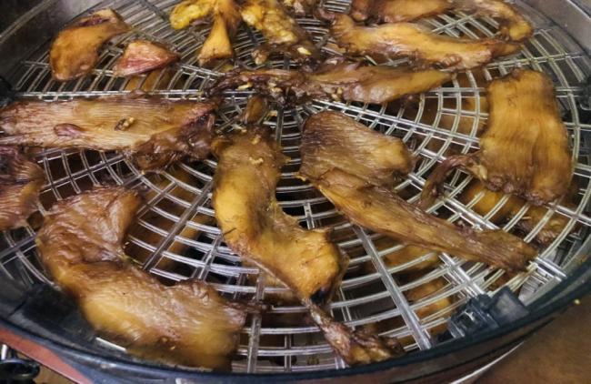 Мясо кролика в электросушилке Мясо кролика вялится в электросушилке