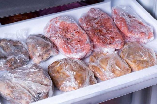 Хранение вяленого мяса в морозилке Разное мясо лежит в морозилке
