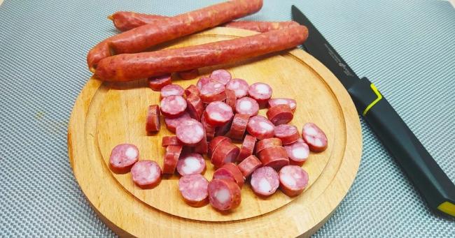 Нарезание охотничьих колбасок кружочками  Охотничьи колбаски для сырного супа