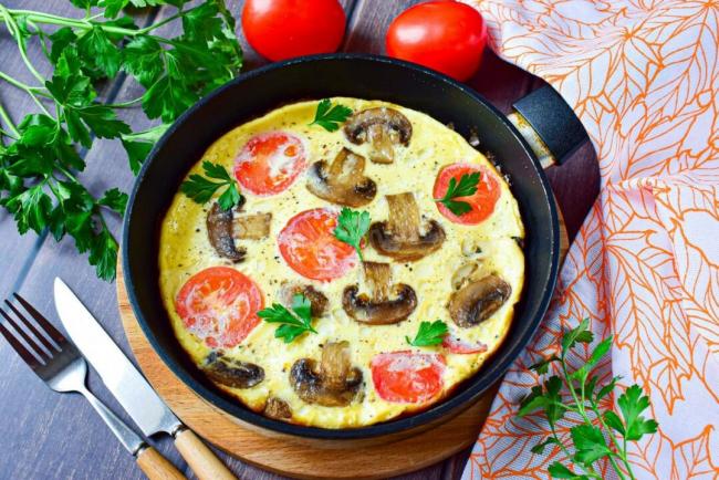 Омлет с грибами и сыром на сковороде на завтрак рецепт с пошаговыми фото - 1000.menu