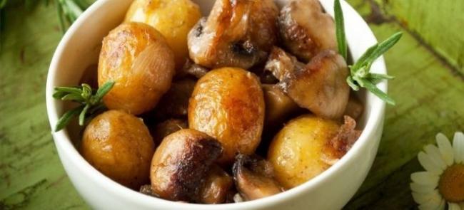 Целые грибы с картофелем в духовке