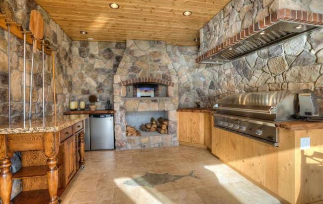 Внутренняя отделка летней кухни с мангалом Отделка летней кухни