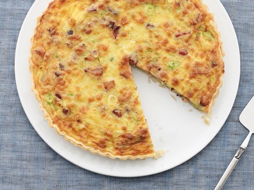 Открытый пирог с сыром, ветчиной и зеленым луком рецепт | Grand Culinary