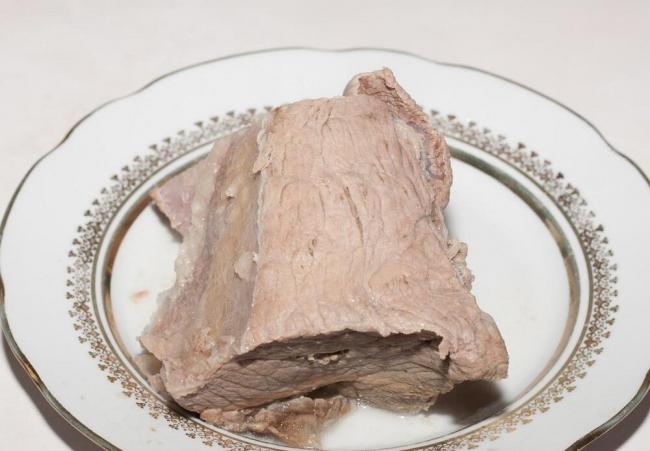Вареное мясо для сушки Отварное мясо на тарелке