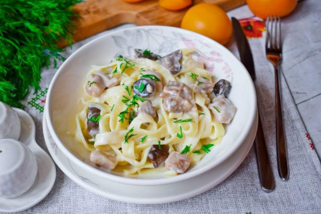 Паста фетучини с курицей и грибами в сливочном соусе рецепт с пошаговыми фото и видео - 1000.menu