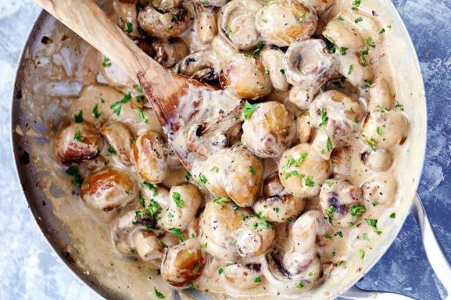 Как вкусно и правильно тушить шампиньоны с луком