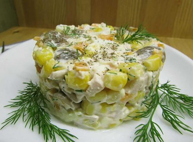 ТОП-20 рецептов салата из курицы и консервированных шампиньонов