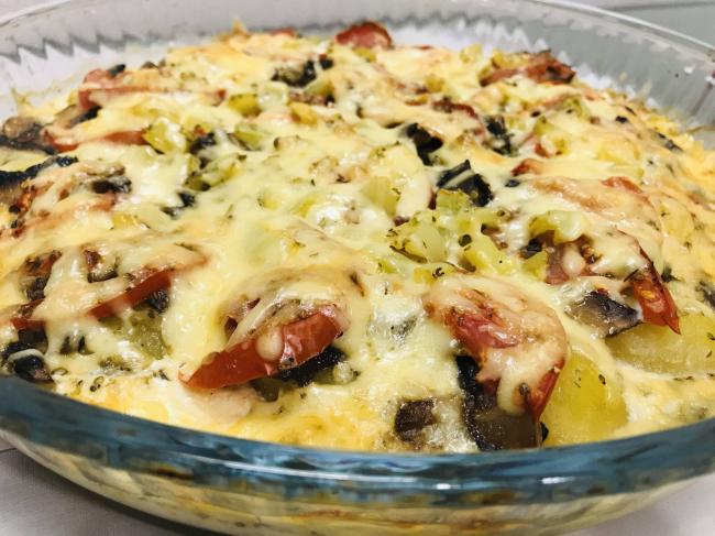 Грибы с картошкой в духовке со сметаной