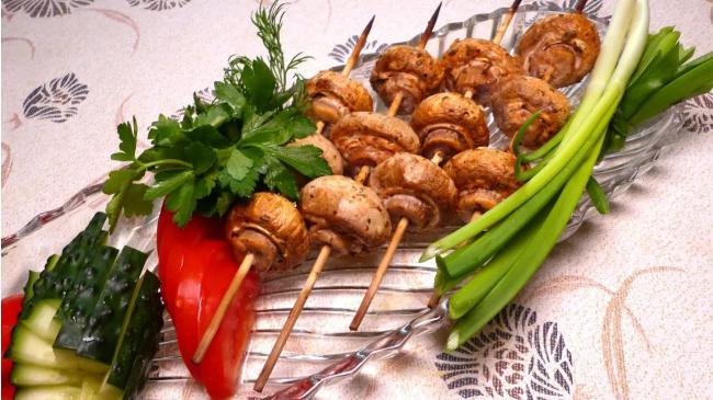 Шампиньоны в духовке целиком на шпажках