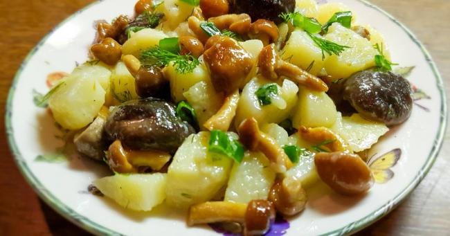 Салат с маринованными грибами и картошкой