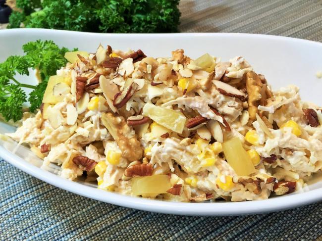 Салат с шампиньонами и курицей и ананасами