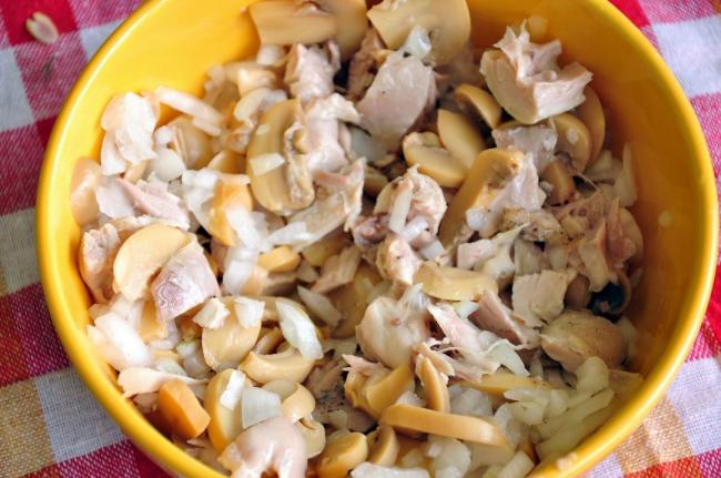 Салат с шампиньонами и курицей и ананасами