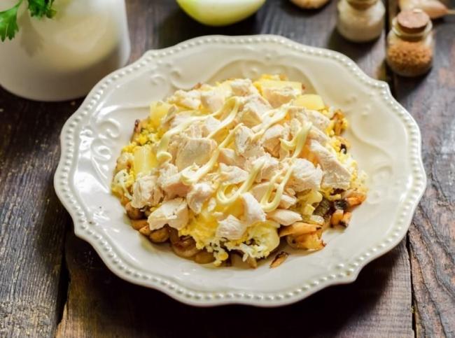 Салат с шампиньонами и курицей и ананасами