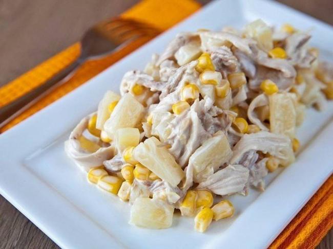 Салат с шампиньонами и курицей и ананасами