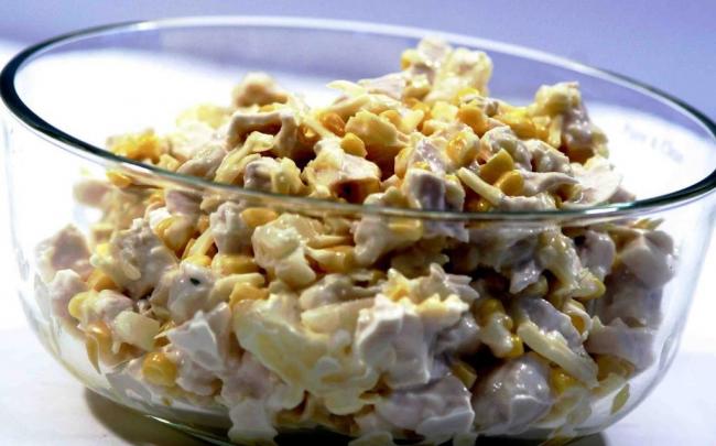 Салат с шампиньонами и курицей и ананасами