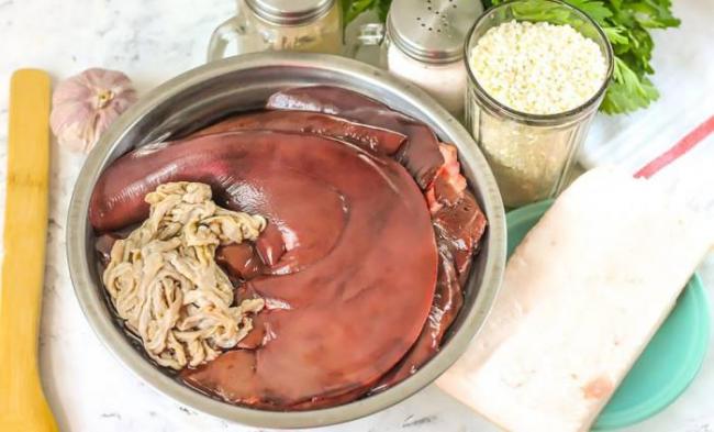 Ингредиенты для приготовления ливерной колбасы Сохта Печень баранья, сало, рис, кишки, специи