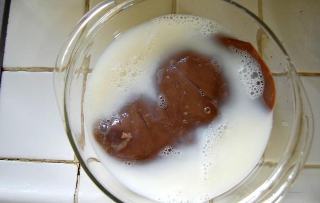 Предварительное вымачивание свиной печени в молоке Печень и молоко