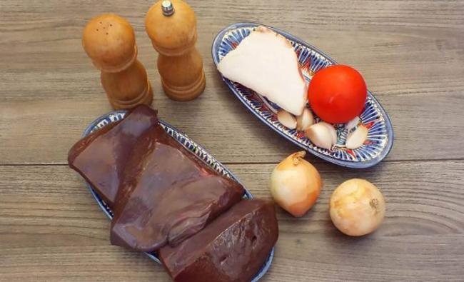 Ингредиенты для приготовления шашлыка из свиной печени Печень, сало и помидор