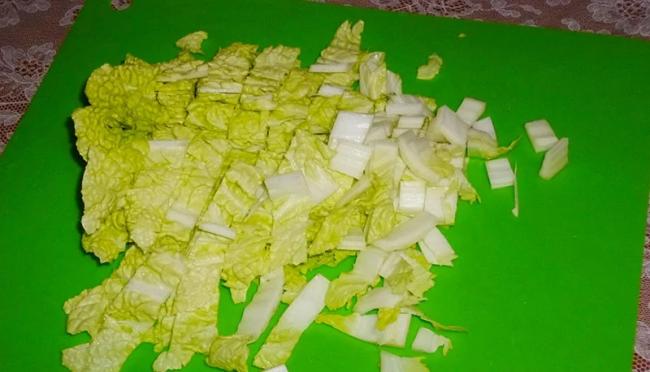 Нарезанная на небольшие куски пекинская капуста  Пекинская капуста для салата с колбасой