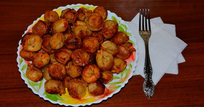 Пельмени приготовленные с майонезом и кетчупом Пельмени
