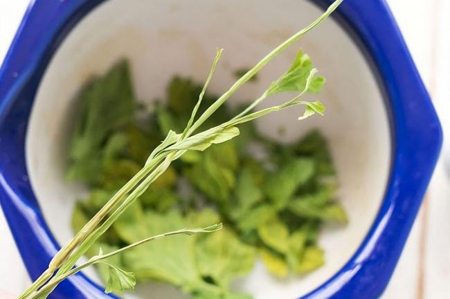 Проверка готовности сушёной петрушки Петрушка и готовность