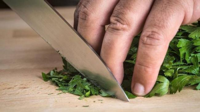 Нарезание петрушки ножом Петрушка и нож