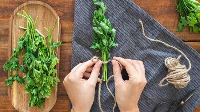 Связывание петрушки пучками Петрушка и верёвка