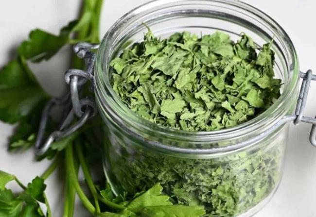 Хранение сушёной петрушки в стеклянной таре Петрушка в стекле