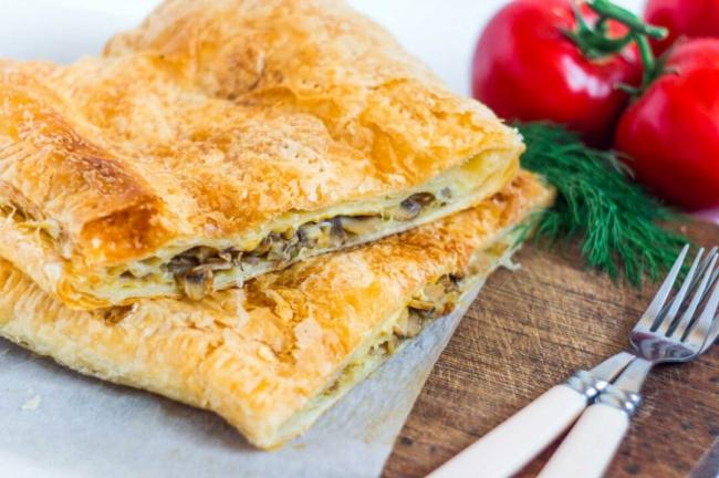 Пирог из слоеного теста с грибами рецепт с пошаговыми фото и видео - 1000.menu