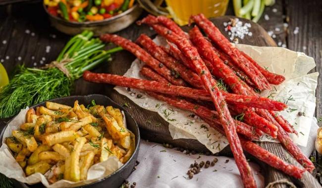 Блюдо из пивчиков и картошки фри Пивчики с картофелем фри