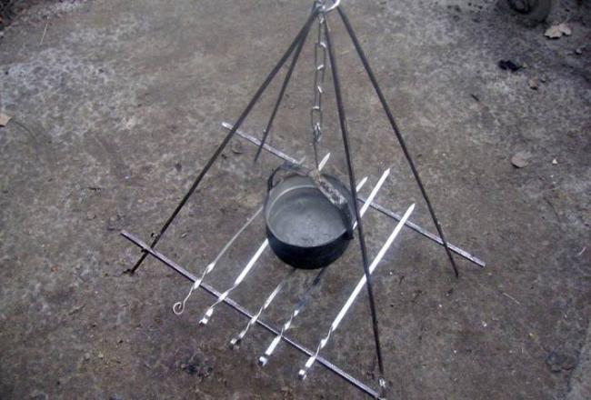 Конструкция из опоры и крючка Подставка из опоры и крючка