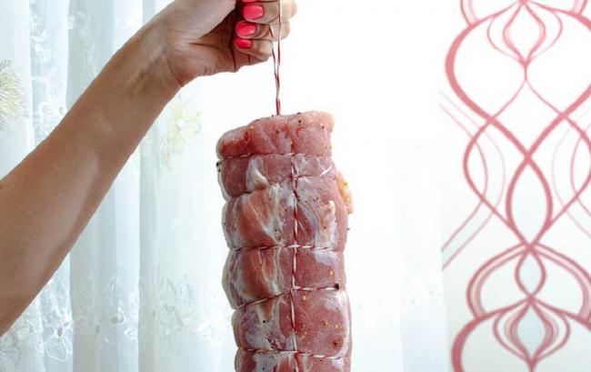 Обвязваем свинину веревкой и подвешиваем Подвешанная свинина для сыровяления