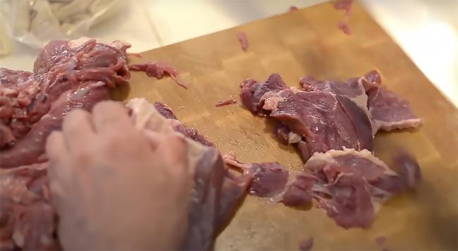 Нарезание конины полосками Полоски конского мяса