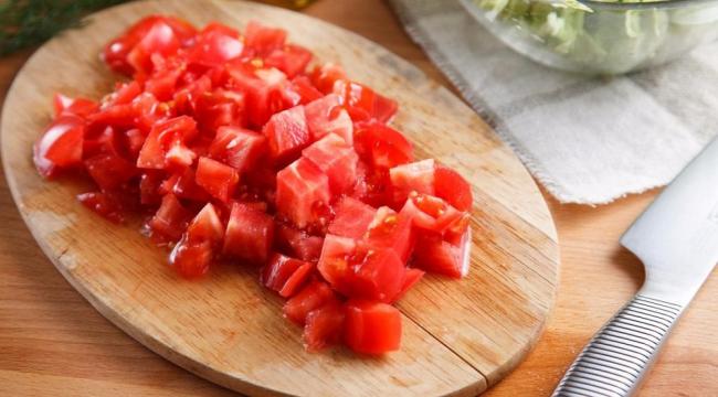 Нарезанный кубиками помидор для салата  Помидор для салата с кукурузой