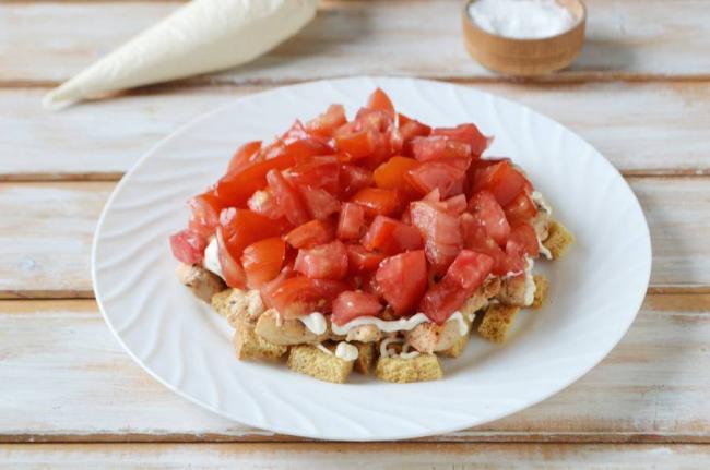 Выкладывание помидорного слоя салата с копчёной курицей Помидорный слой салата с копчёной курицей