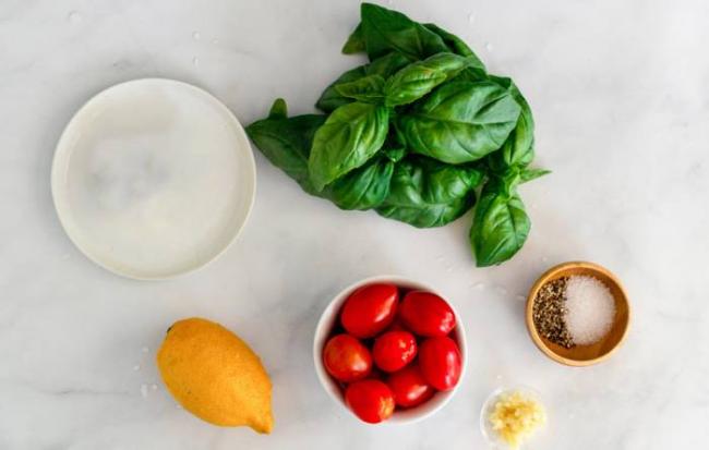 Ингредиенты для приготовления трески с овощами и базиликом Помидоры, базилик и лимон