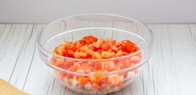 Измельчённый помидоры и копчёная курица Помидоры и копчёная курица