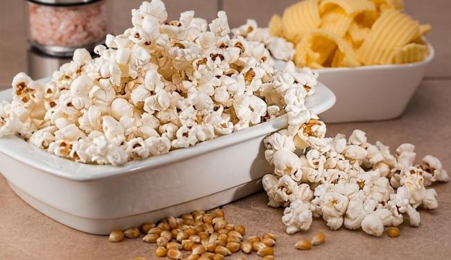 Тарелка с попкорном Попкорн из кукурузных зерен