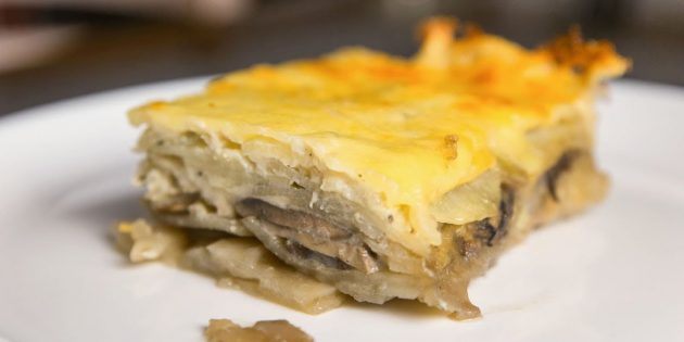 Запеченный картофель с грибами и сырной корочкой.