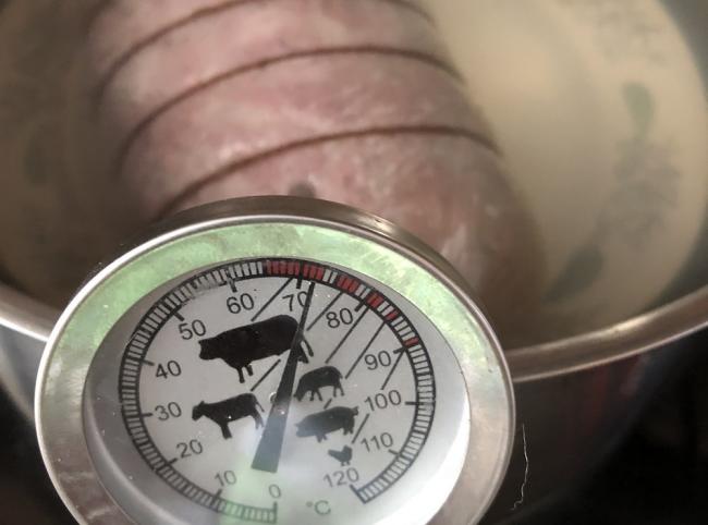 Домашняя ветчина варится в кастрюле Приготовление куриной ветчины