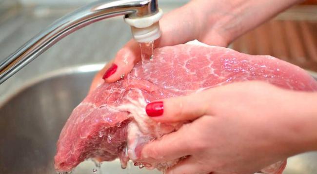 Промывание мяса говядины Промывание мяса перед приготовлением