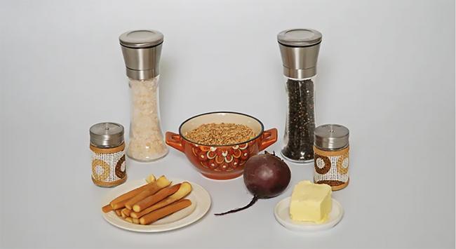 Ингредиенты для приготовления колбасы из пророщенной пшеницы и сыра чечил Пшеница, свекла, сыр, специи