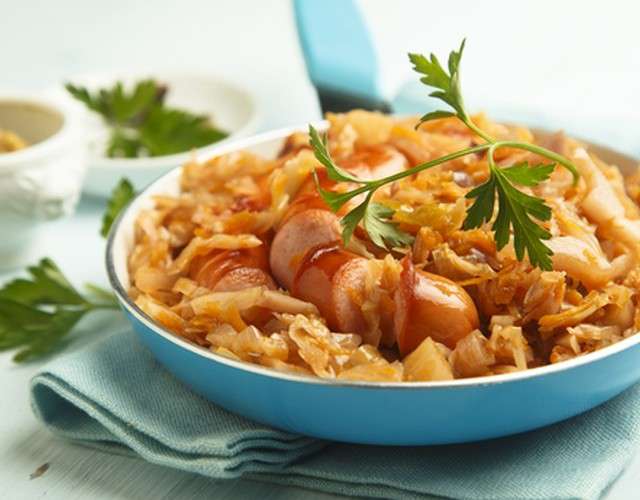 Квашеная капуста с сосисками - Классический рецепт с фотографиями от Maggi.ru