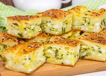 Как испечь пирог с солеными груздями