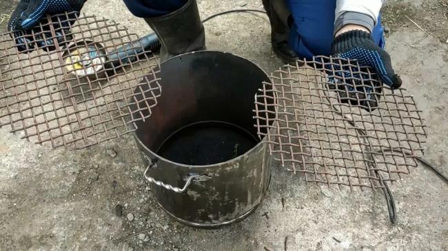 Металлическая решётка для коптильни из ведра  Решётка для ведра