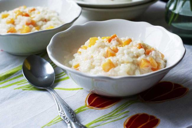 Кусочки сушеных ананасов с кашей Рисовая каша с цукатами в тарелке