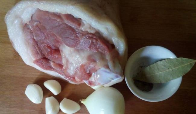 Ингредиенты для приготовления ветчины из свинины в пакете в бутылке Рулька, лук, чеснок, специи