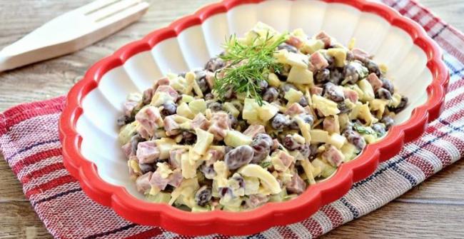 Готовый русский салат с копчёной курицей и фасолью Русский салат с курицей и фасолью