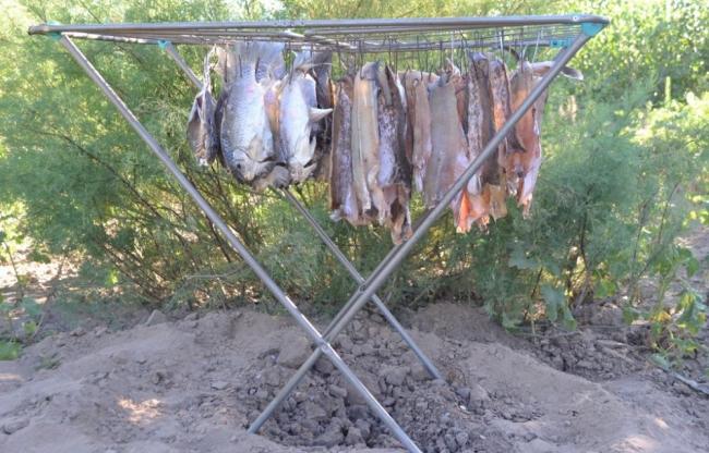 Подвешивание рыбы на крючки  Рыба на крючках